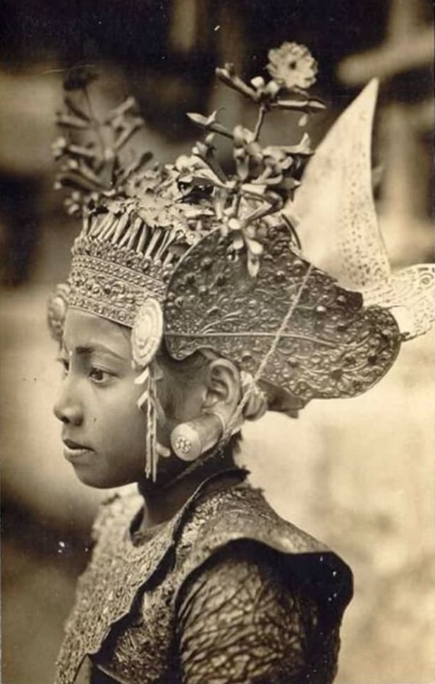 Historical Photos of Balinese Dancers from the Early 20th Century