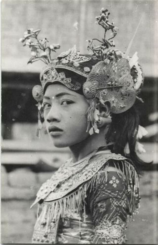 Historical Photos of Balinese Dancers from the Early 20th Century