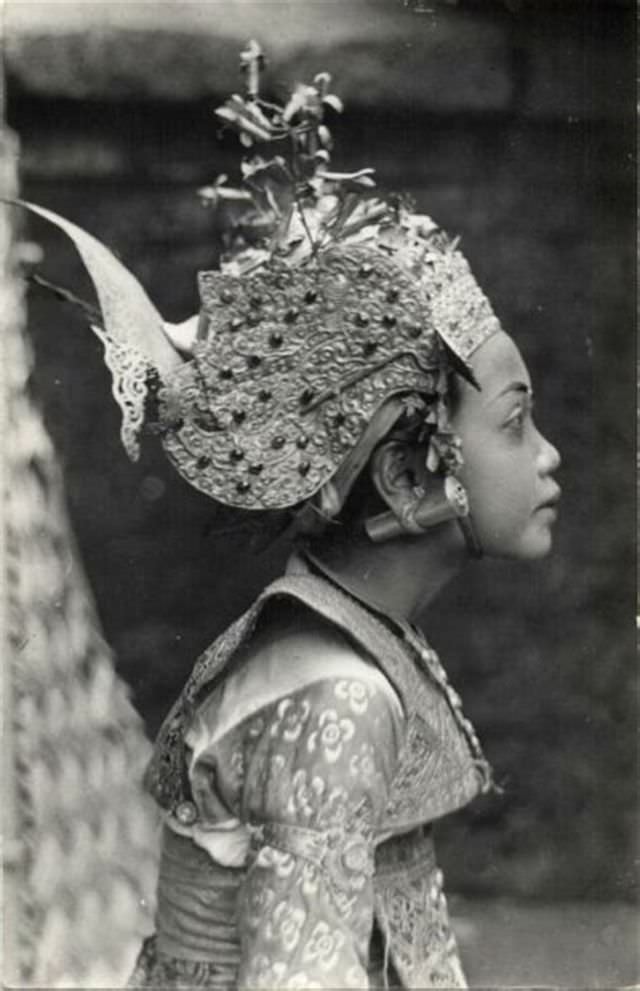 Historical Photos of Balinese Dancers from the Early 20th Century