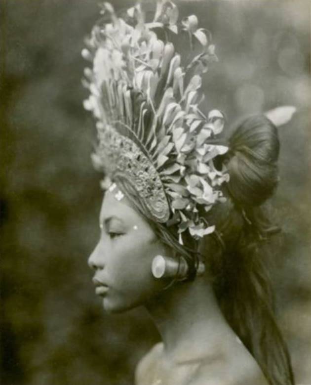 Historical Photos of Balinese Dancers from the Early 20th Century