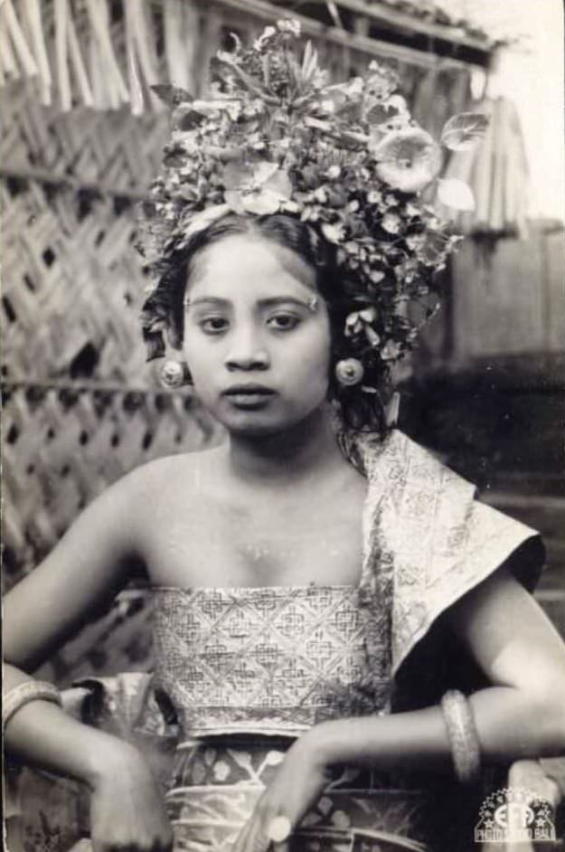 Historical Photos of Balinese Dancers from the Early 20th Century