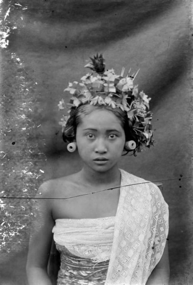 Historical Photos of Balinese Dancers from the Early 20th Century