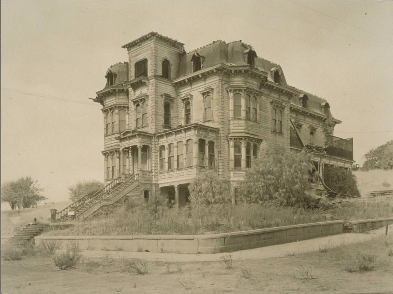 Abandoned Victorian mansion, 1920s