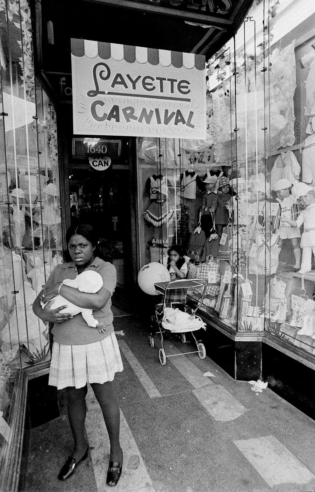 Fascinating Photos of Brownsville, Brooklyn in the 1970s that Show Street Scenes and Life