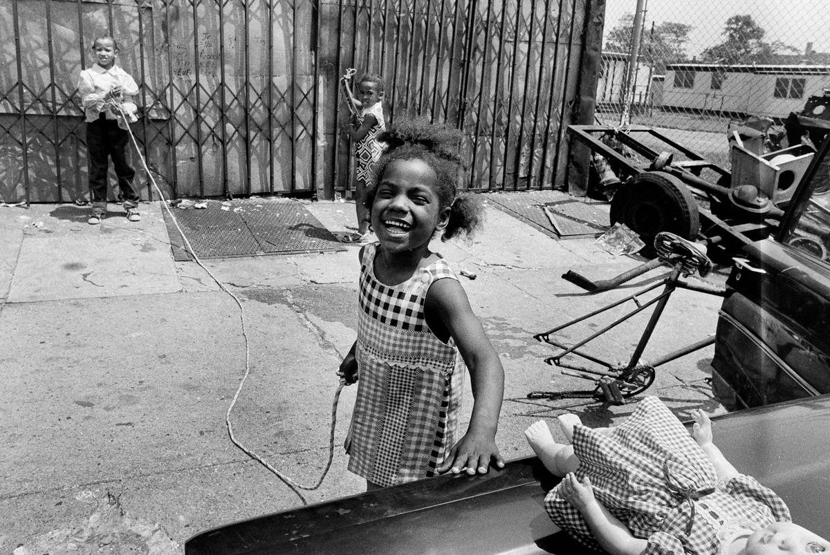 Fascinating Photos of Brownsville, Brooklyn in the 1970s that Show Street Scenes and Life