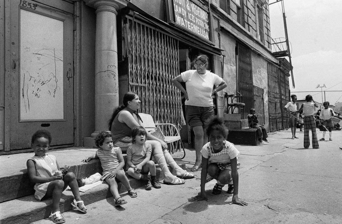 Fascinating Photos of Brownsville, Brooklyn in the 1970s that Show Street Scenes and Life