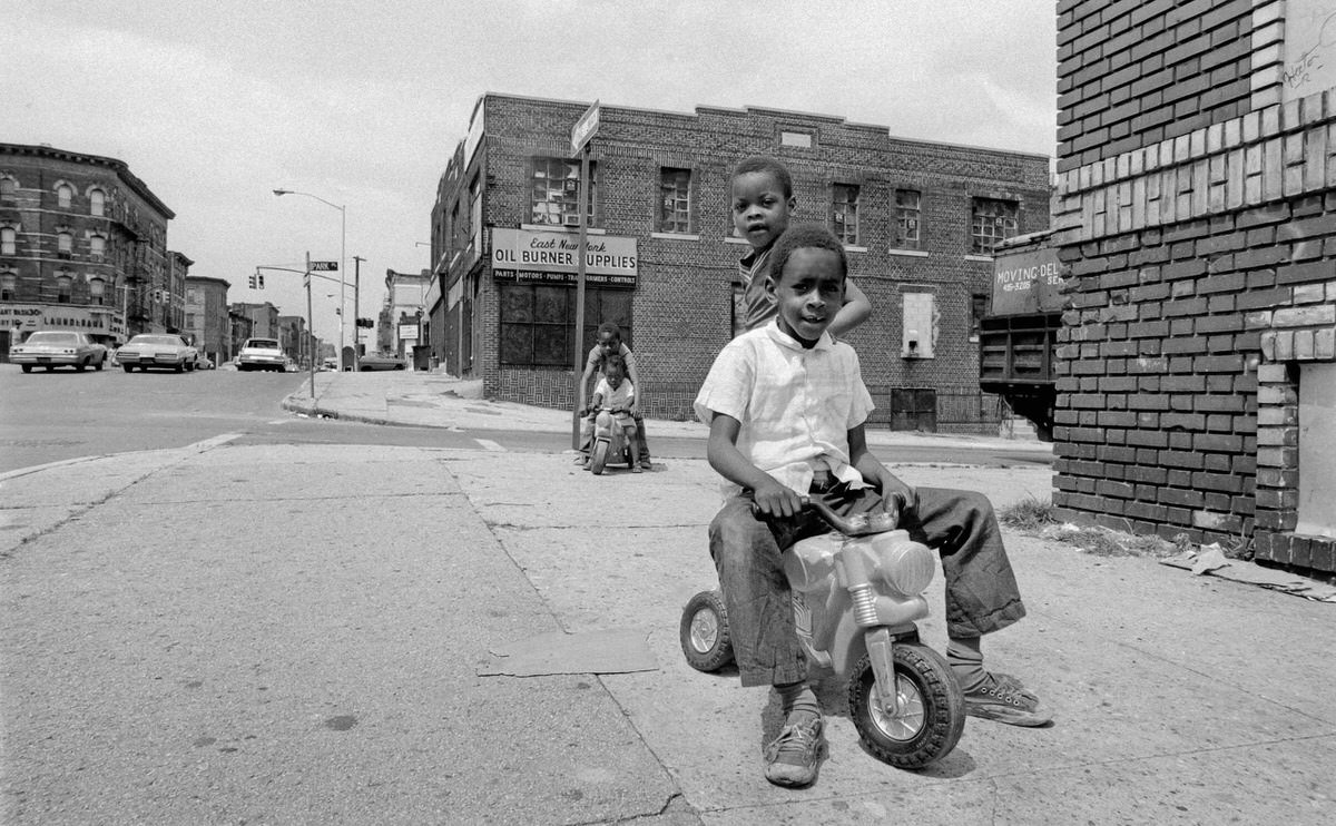 Fascinating Photos of Brownsville, Brooklyn in the 1970s that Show Street Scenes and Life