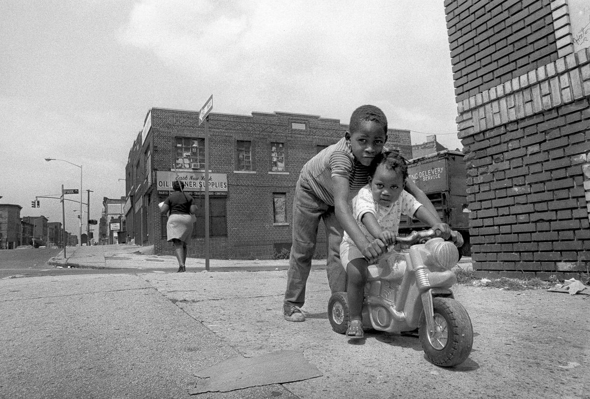 Fascinating Photos of Brownsville, Brooklyn in the 1970s that Show Street Scenes and Life