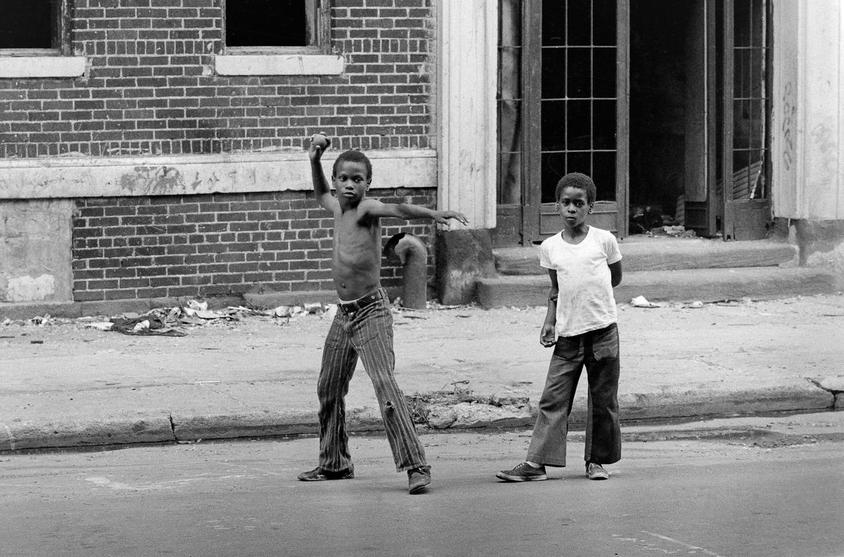 Fascinating Photos of Brownsville, Brooklyn in the 1970s that Show Street Scenes and Life