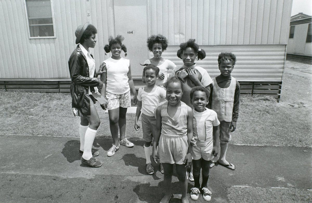 Fascinating Photos of Brownsville, Brooklyn in the 1970s that Show Street Scenes and Life