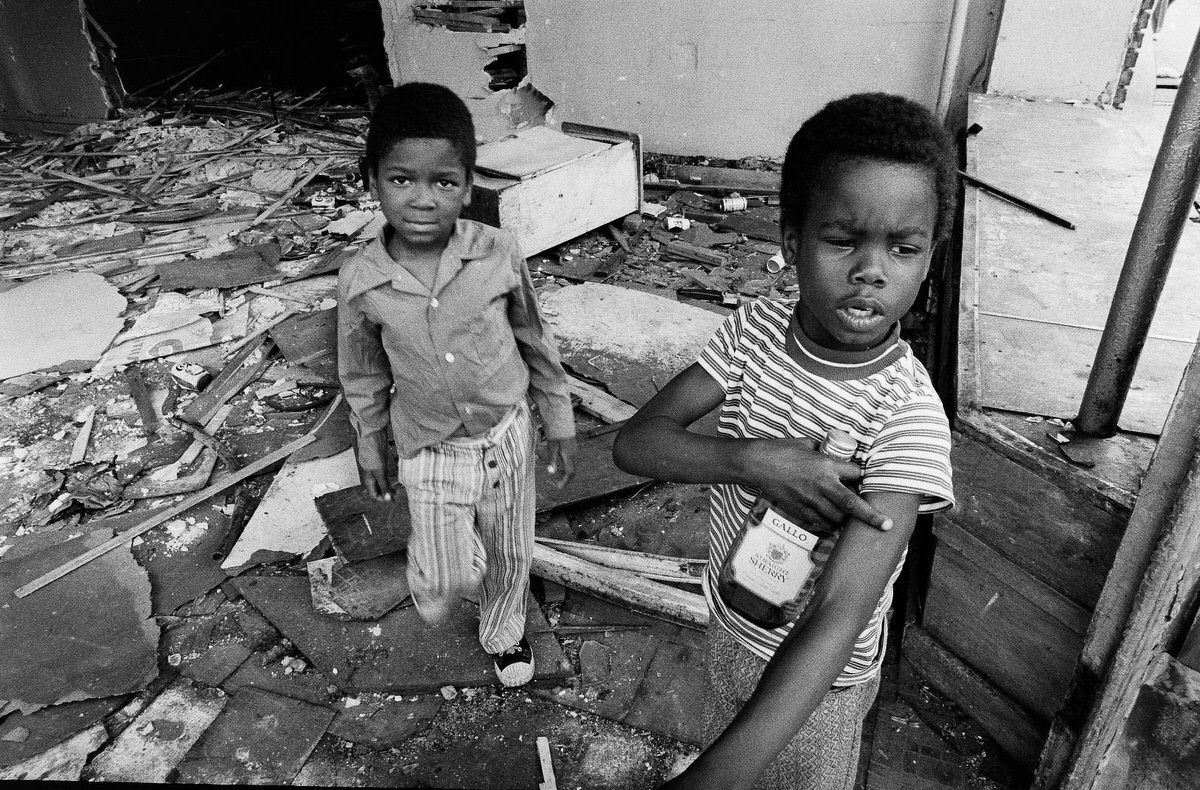 Fascinating Photos of Brownsville, Brooklyn in the 1970s that Show Street Scenes and Life