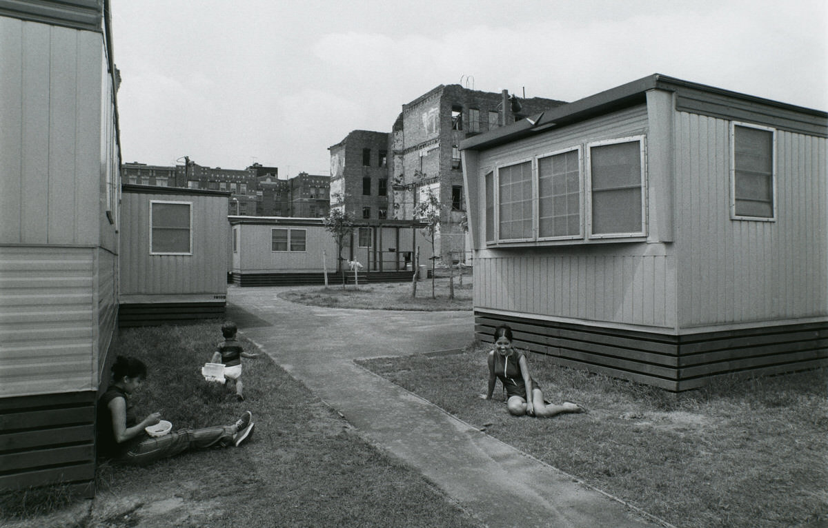 Fascinating Photos of Brownsville, Brooklyn in the 1970s that Show Street Scenes and Life