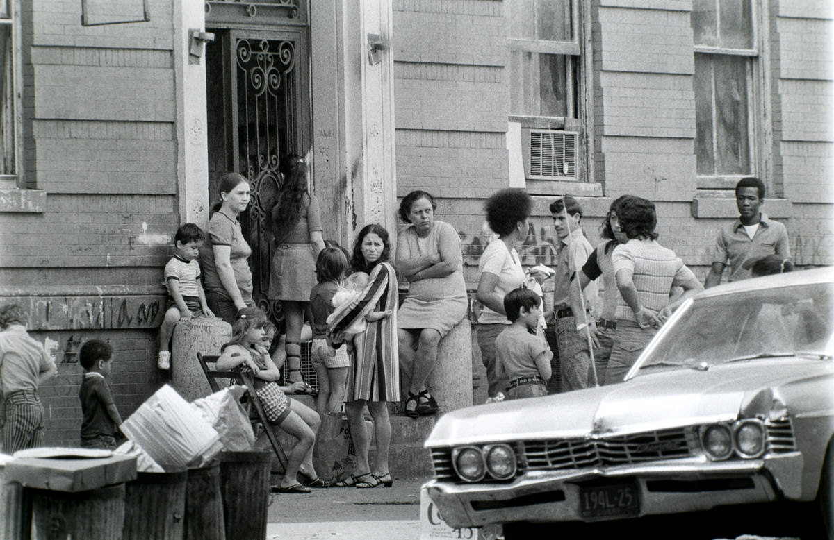 Fascinating Photos of Brownsville, Brooklyn in the 1970s that Show Street Scenes and Life