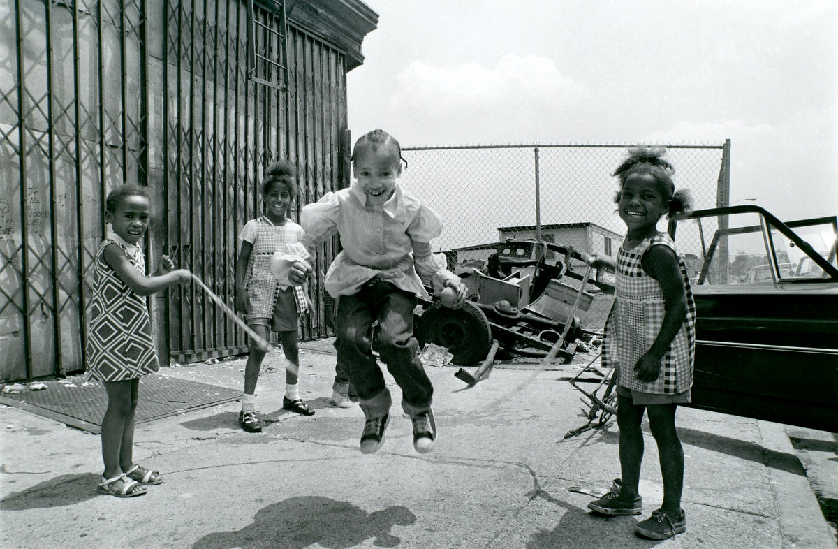 Fascinating Photos of Brownsville, Brooklyn in the 1970s that Show Street Scenes and Life