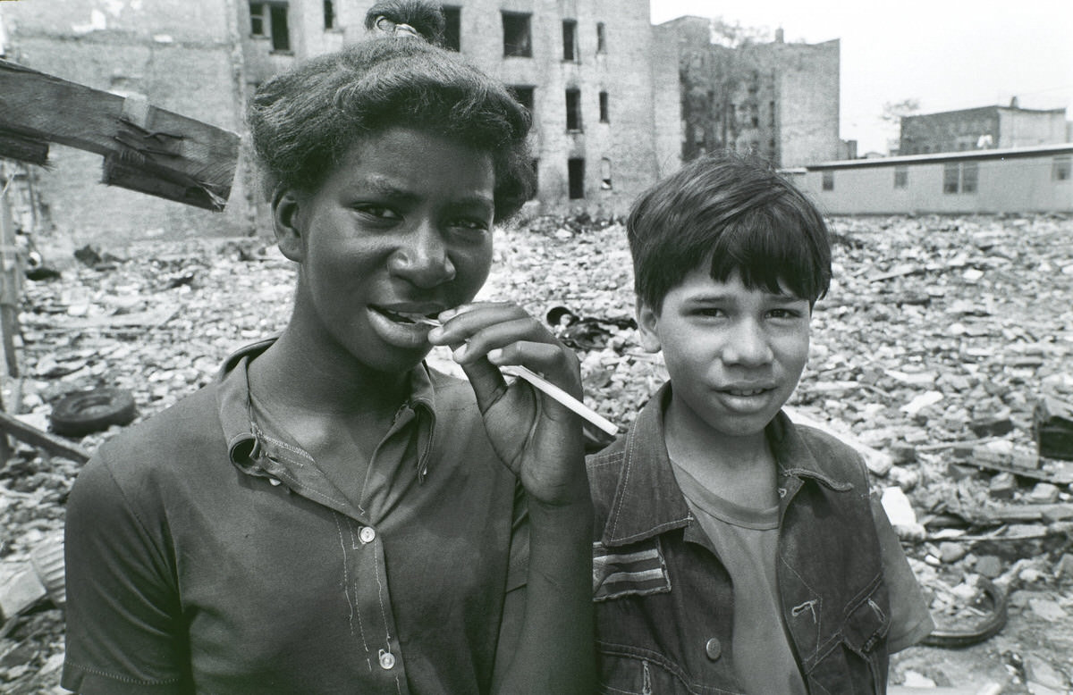 Fascinating Photos of Brownsville, Brooklyn in the 1970s that Show Street Scenes and Life