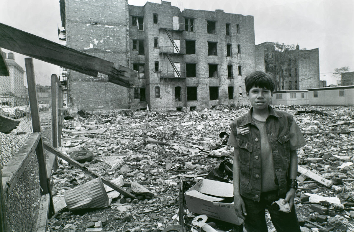 Fascinating Photos of Brownsville, Brooklyn in the 1970s that Show Street Scenes and Life