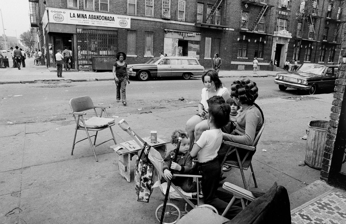 Fascinating Photos of Brownsville, Brooklyn in the 1970s that Show Street Scenes and Life