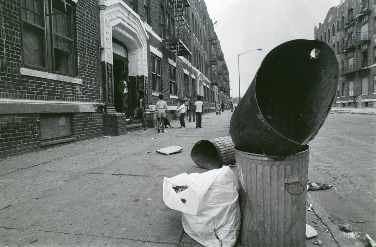 Fascinating Photos of Brownsville, Brooklyn in the 1970s that Show Street Scenes and Life