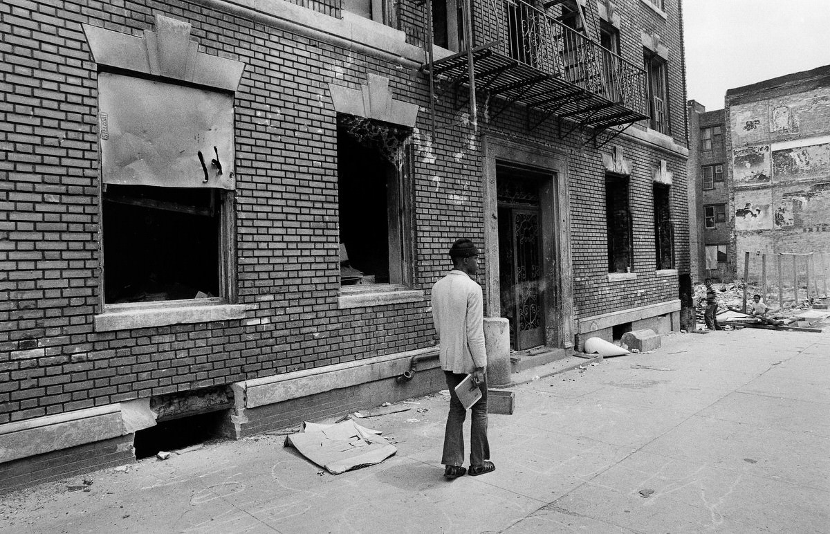 Fascinating Photos of Brownsville, Brooklyn in the 1970s that Show Street Scenes and Life