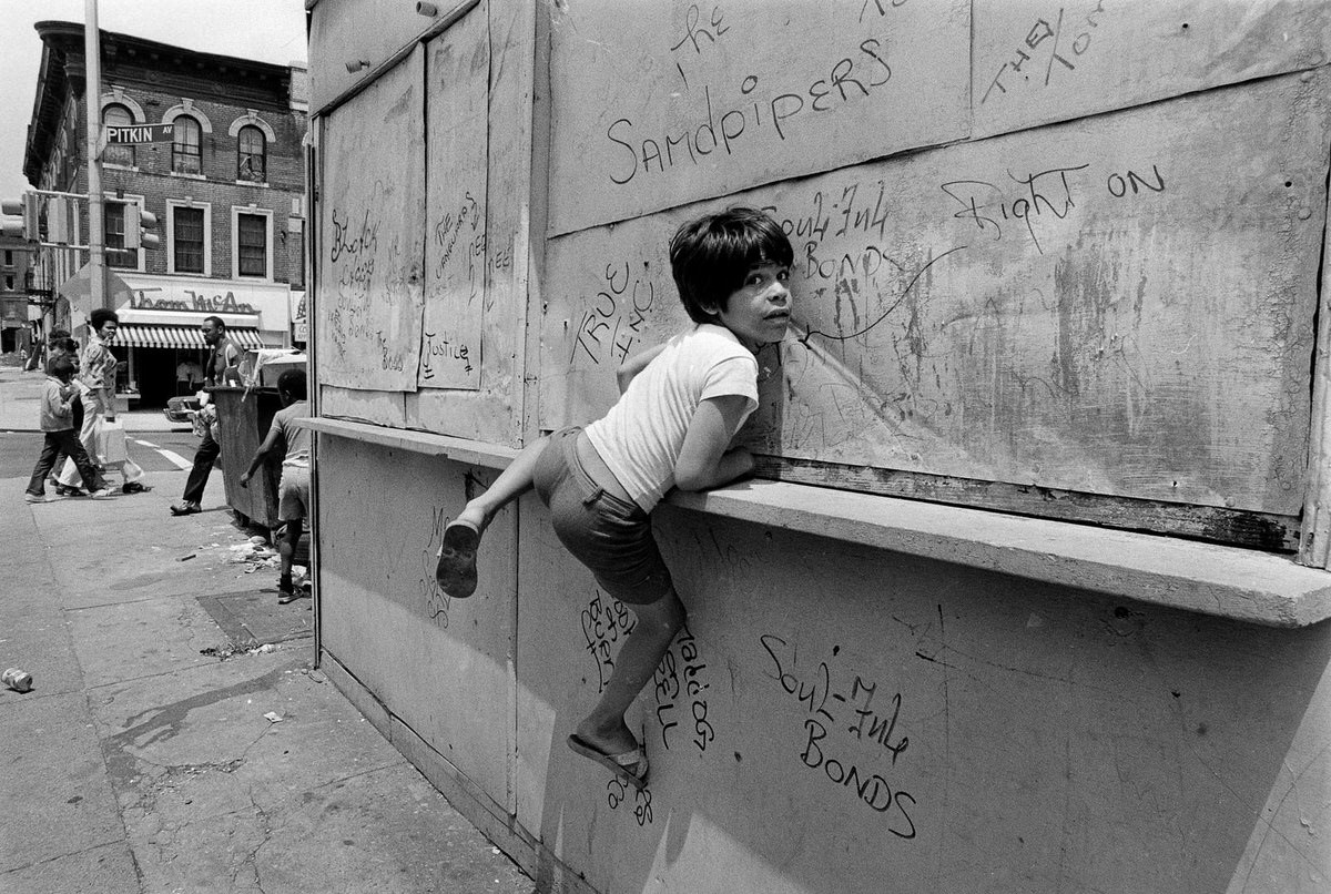 Fascinating Photos of Brownsville, Brooklyn in the 1970s that Show Street Scenes and Life