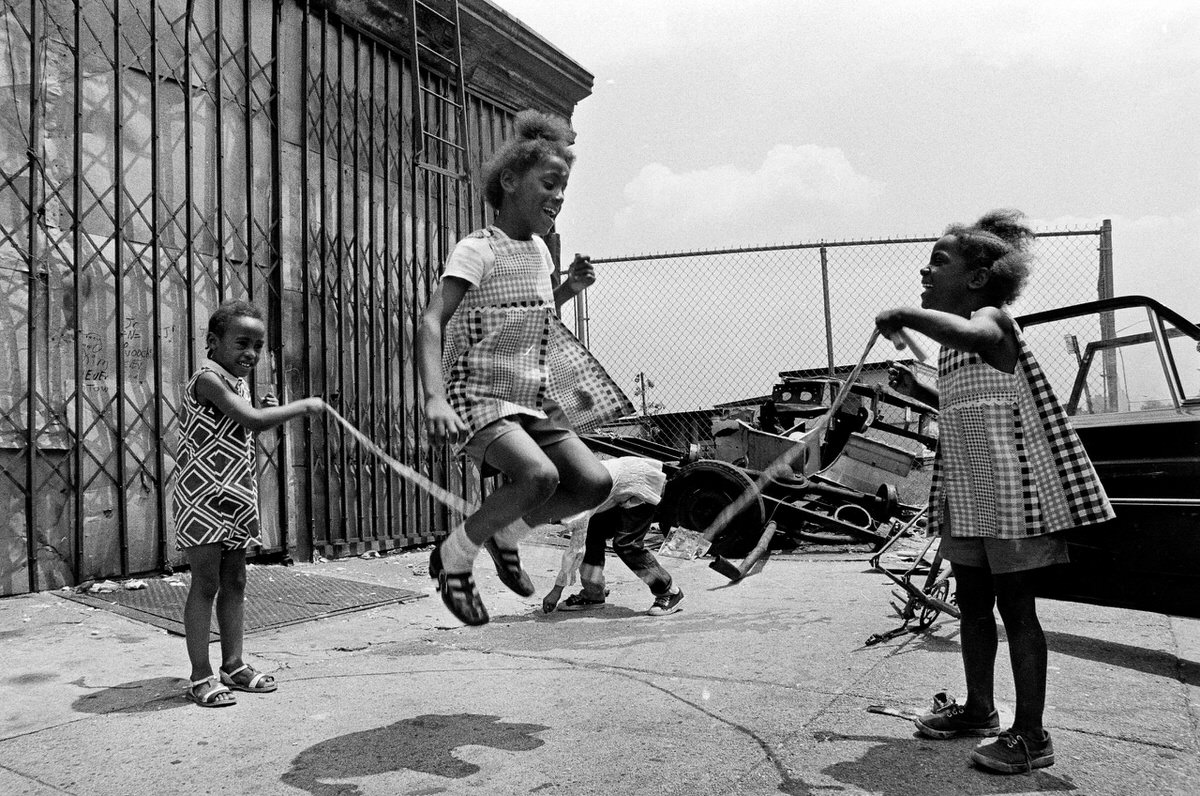 Fascinating Photos of Brownsville, Brooklyn in the 1970s that Show Street Scenes and Life