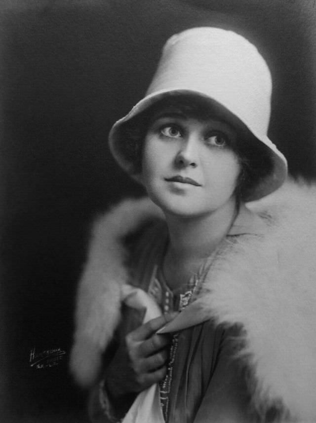 Carol Holloway, 1918