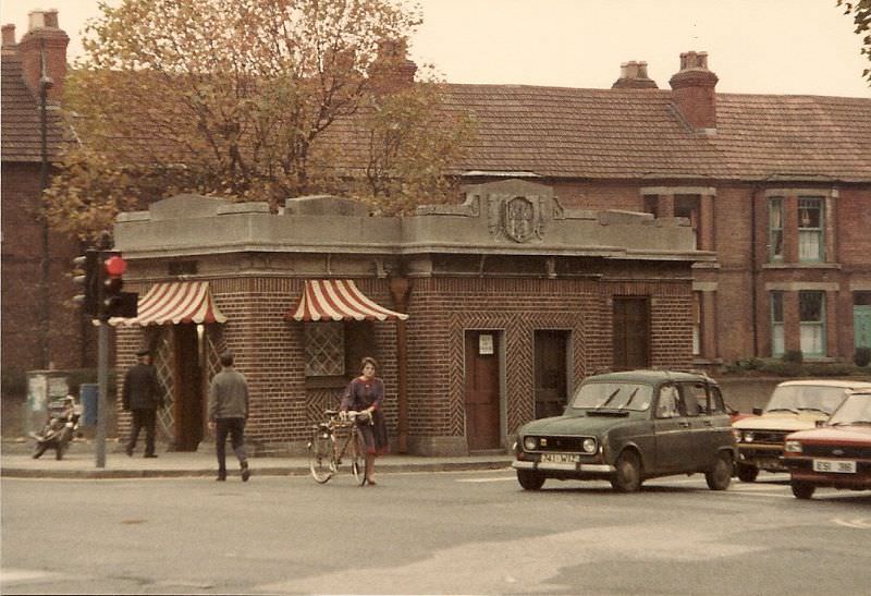 Kiosk at corner of Leeson Street and Adelaide Road, 1980