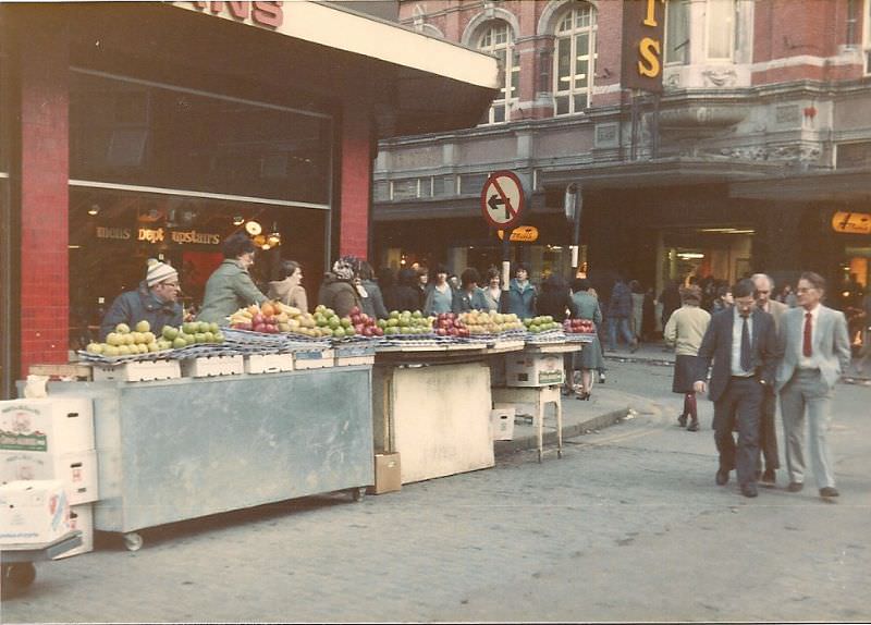 Moore Street dealers, with Arnotts Henry Street in background, 1982