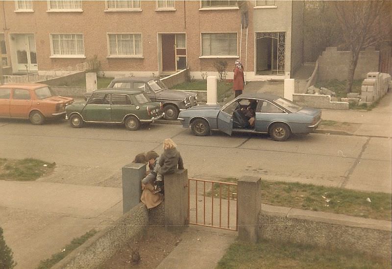 Young people at front gate, Greenhills, 1982