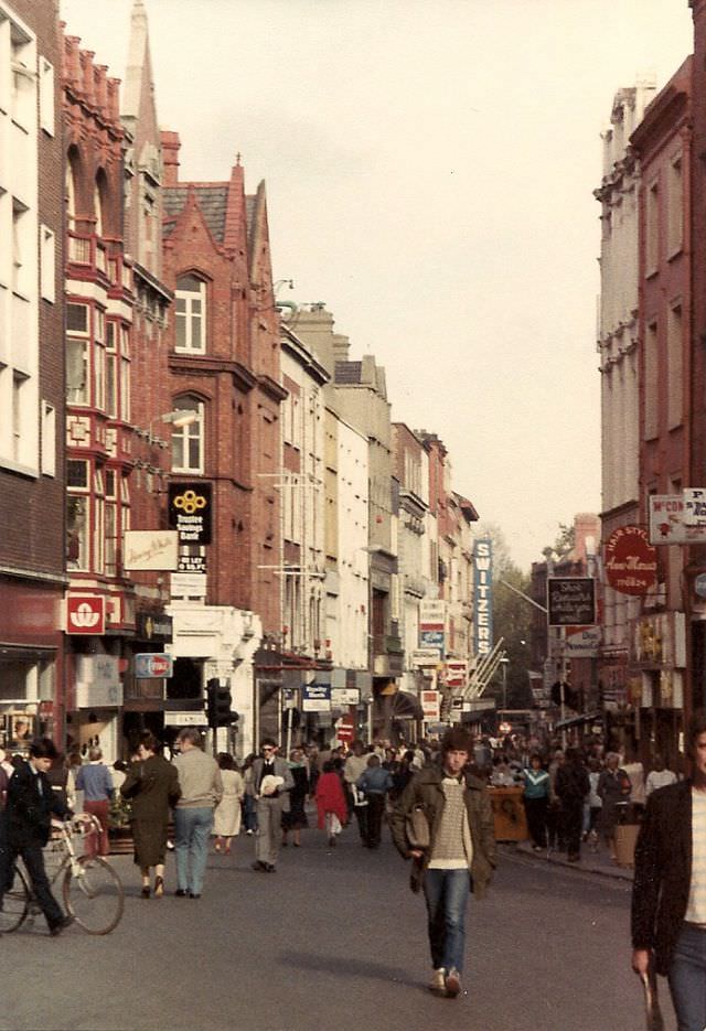Fascinating Photos Show Street Life of Dublin in the early 1980s