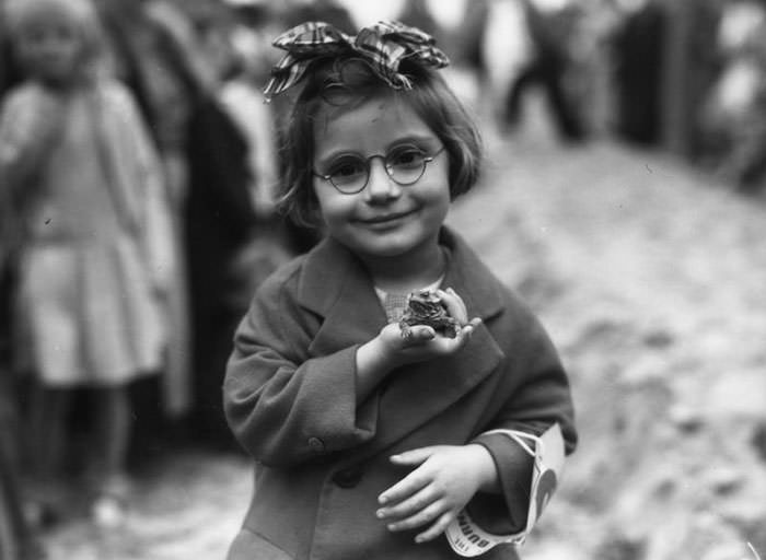 Little girl and her pet toad at a pet show, venice beach, california, 1936