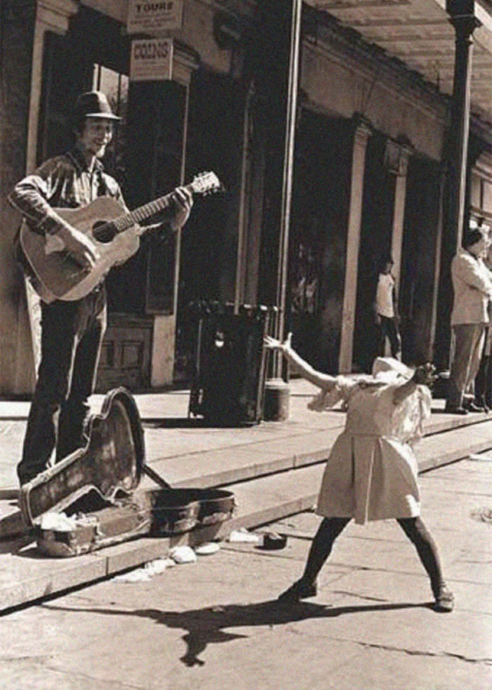 A street musician and a little girl