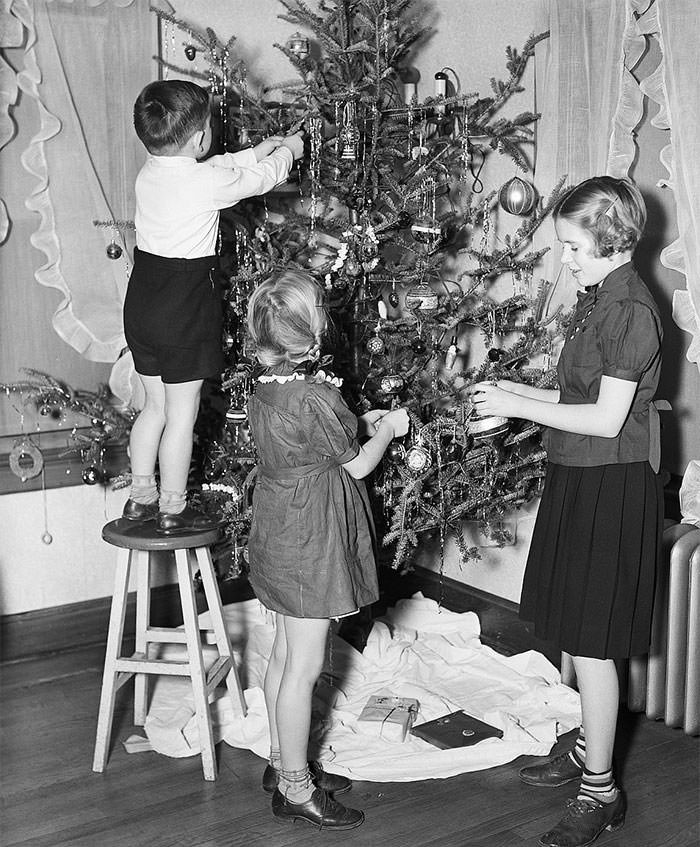 Children pictured decorating a tree in the 1940s