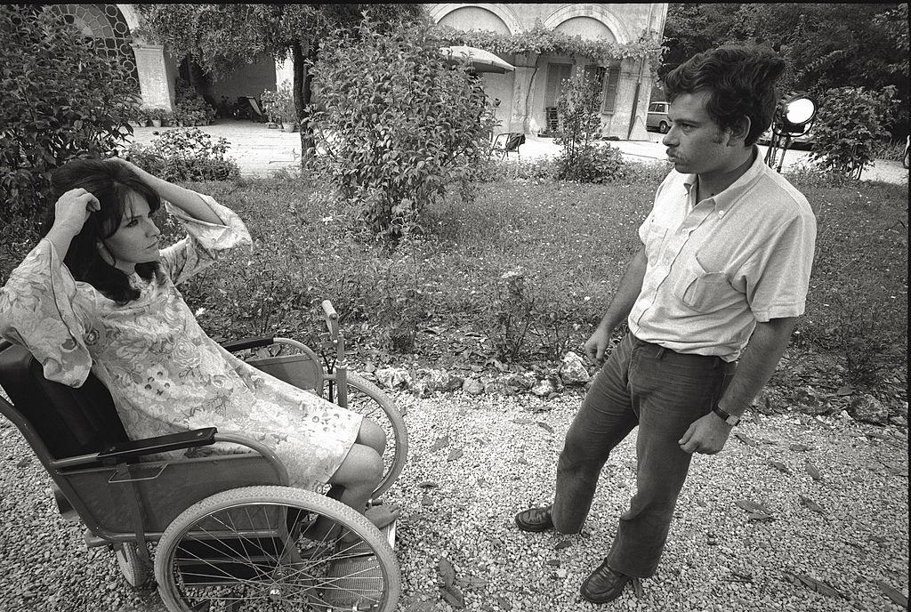 The Italian actress Lisa Gastoni (Elisabetta Gastone) talking to the Italian director Salvatore Samperi on the set of the film Grazie zia, Italy, 1960.