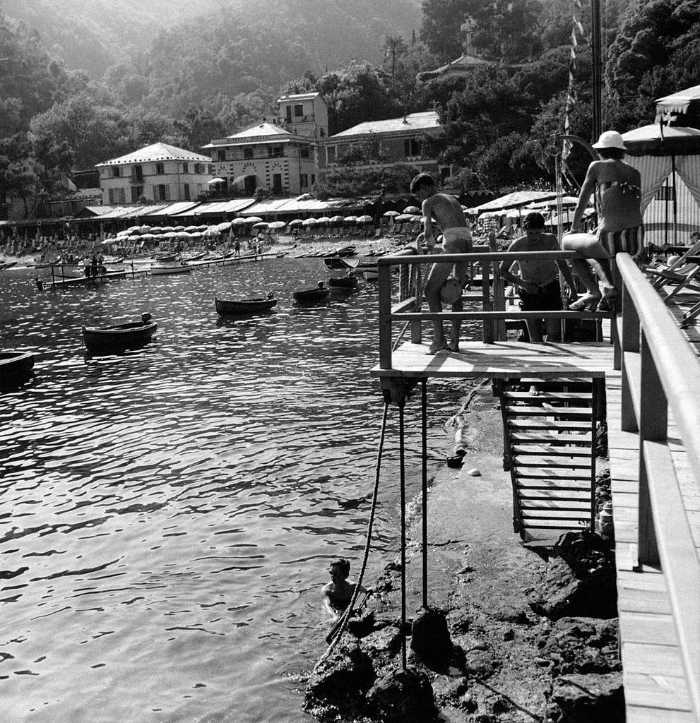 Bathers relaxing at the exclusive lido Paraggi on the riviera of Liguria, Paraggi, 1960s.