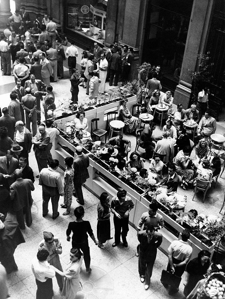 People meeting at Galleria Colonna in Rome, 1960.