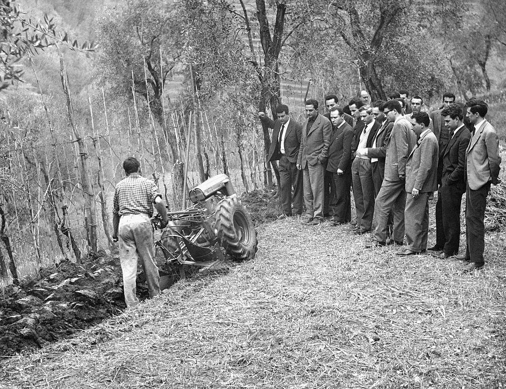 Students of Shell Agricultural Research Centre attending practice exercises of mechanization. Borgo a Mozzano, 1960s