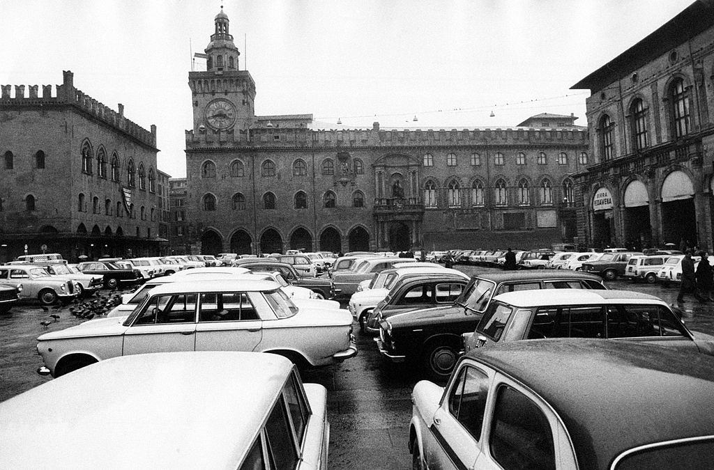 Cars parked on piazza Maggiore facing palazzo d'Accursio. Bologna, 1960s