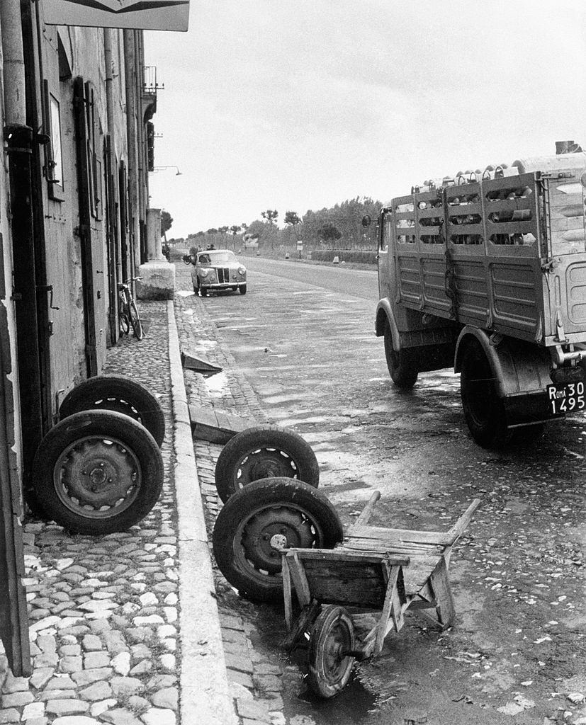 Lorry parked at the Mesa di Pontinia post house, Mesa, 1960s.