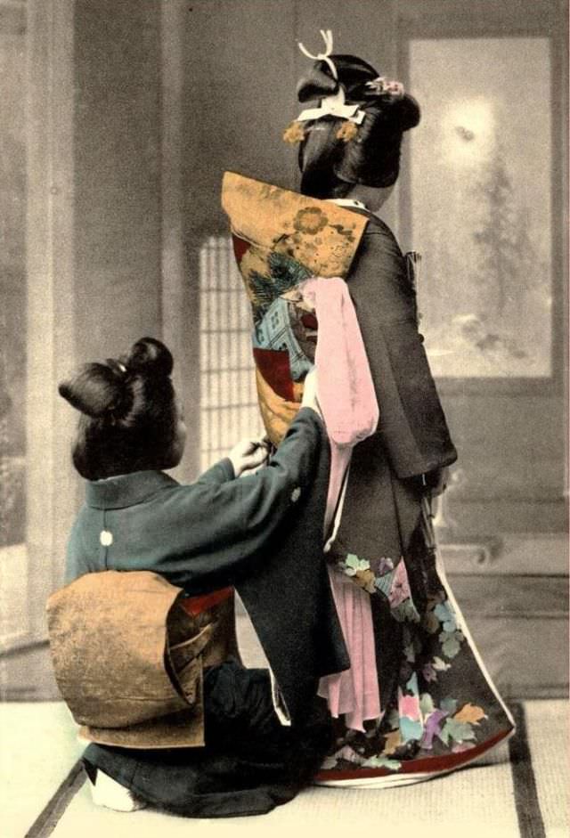 Adjusting the ties of the bride's kimono
