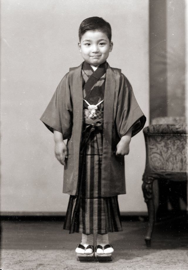 A young Japanese boy in a hakama/kimono and sandals