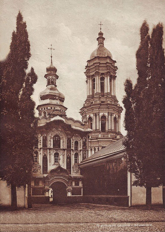 The main entrance to the Lavra. Holy gate.