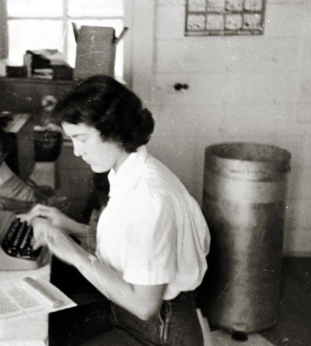 Historical Photos of Ladies using Typewriters from the Past