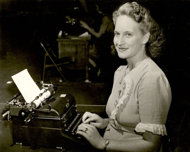 Historical Photos of Ladies using Typewriters from the Past