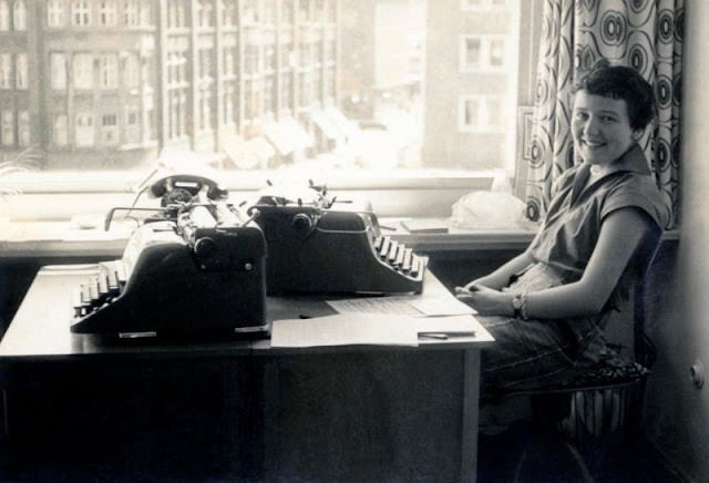 Historical Photos of Ladies using Typewriters from the Past