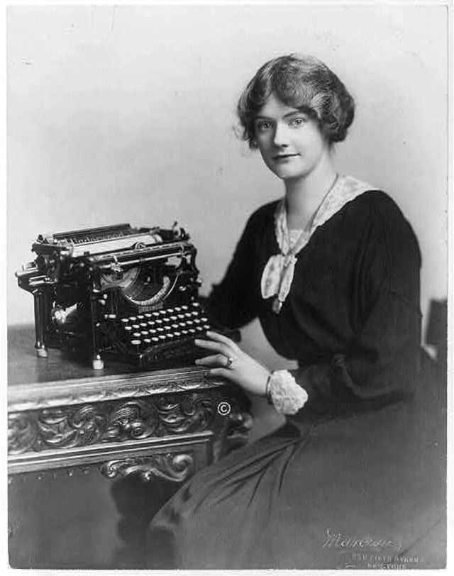 Historical Photos of Ladies using Typewriters from the Past