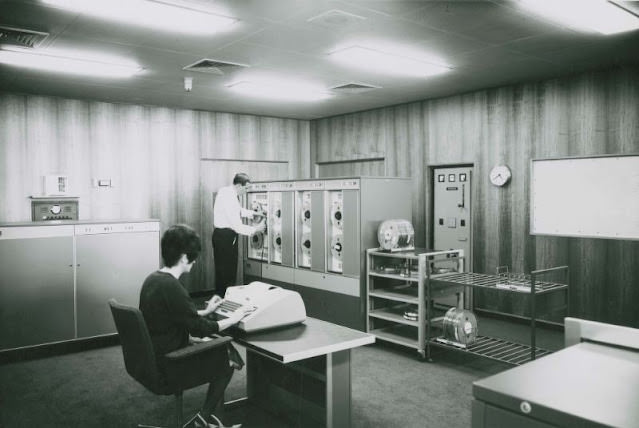 Historical Photos of Ladies using Typewriters from the Past