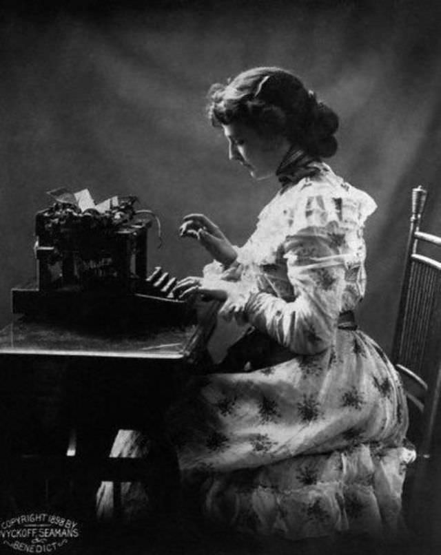 Historical Photos of Ladies using Typewriters from the Past