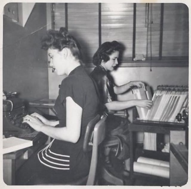 Historical Photos of Ladies using Typewriters from the Past