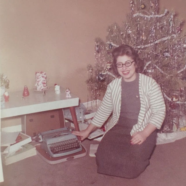 Historical Photos of Ladies using Typewriters from the Past